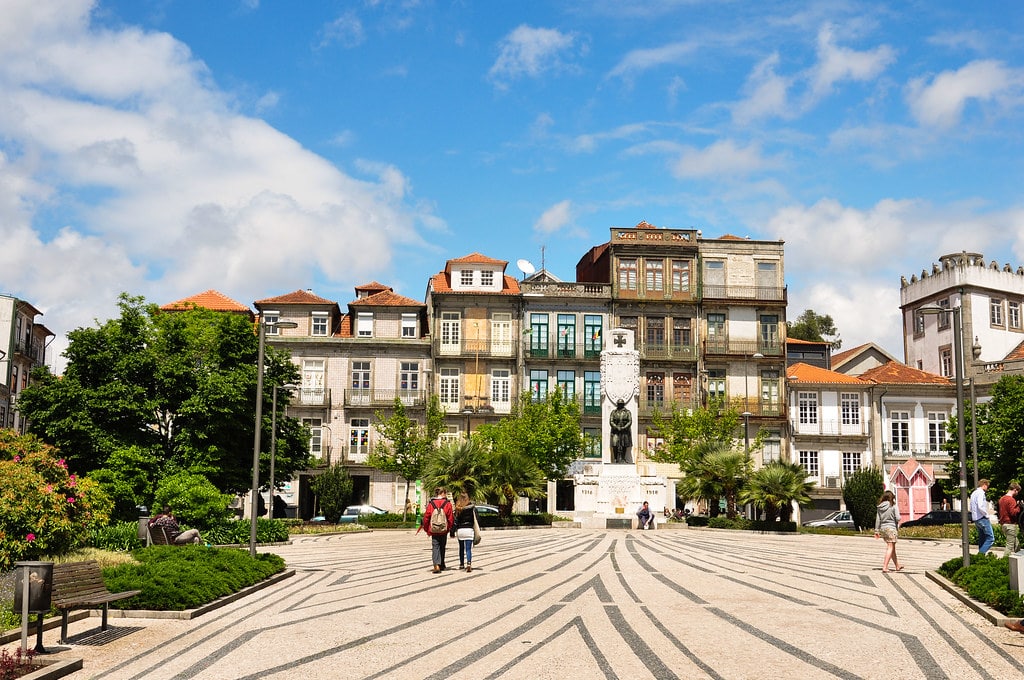La place ouvrant sur le quartier de Cedofeita à Porto - Photo de Christian