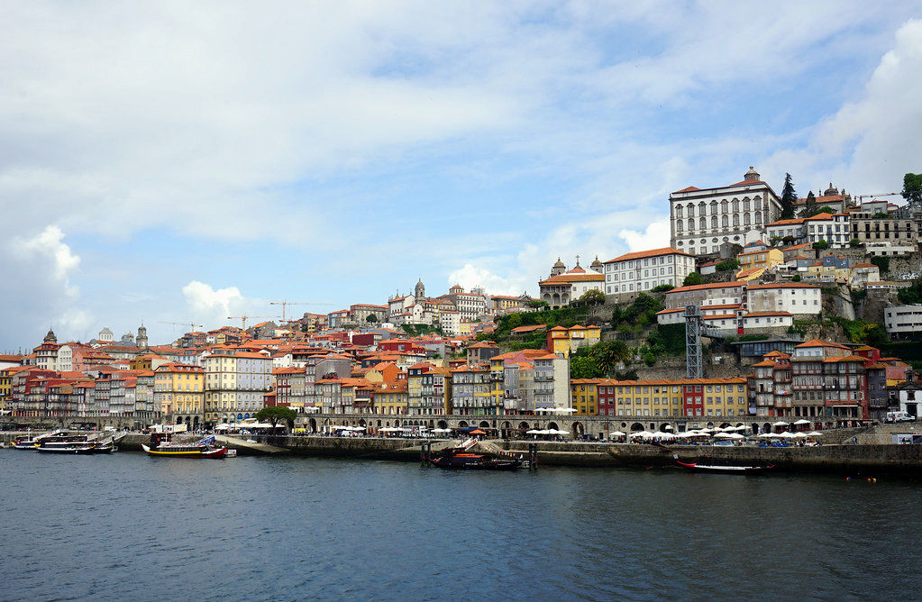 Vue sur Porto depuis sa rive opposée.