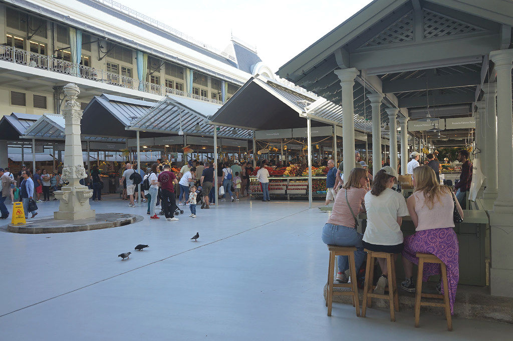 Au coin de la fontaine et des jus de fruits pressés au marché de Bolhao à Porto.