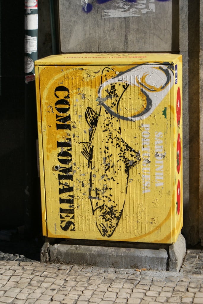 Street art Sardine à Porto.