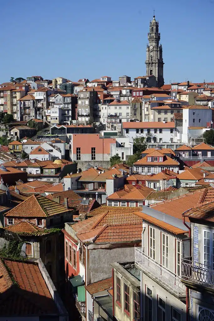 Tour des clercs de Porto au dessus de la ville depuis le parvis de la cathédrale.