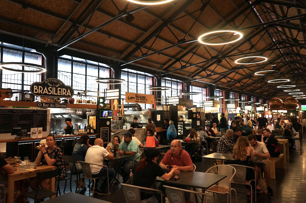 Street food au Mercado Beira Rio à Vila Nova de Gaia.