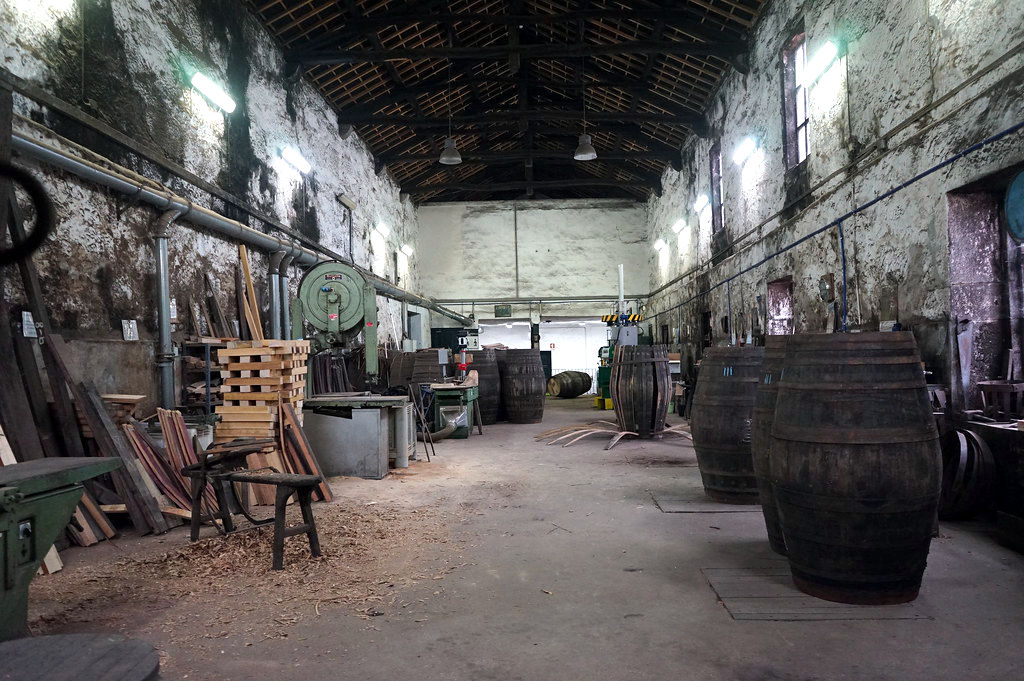 Atelier de rénovation des fûts de chêne à la cave Cockburn de Porto.