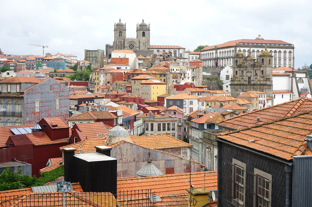 En contrebas du miradouro Vitoria, vue sur la cathédrale de Porto.