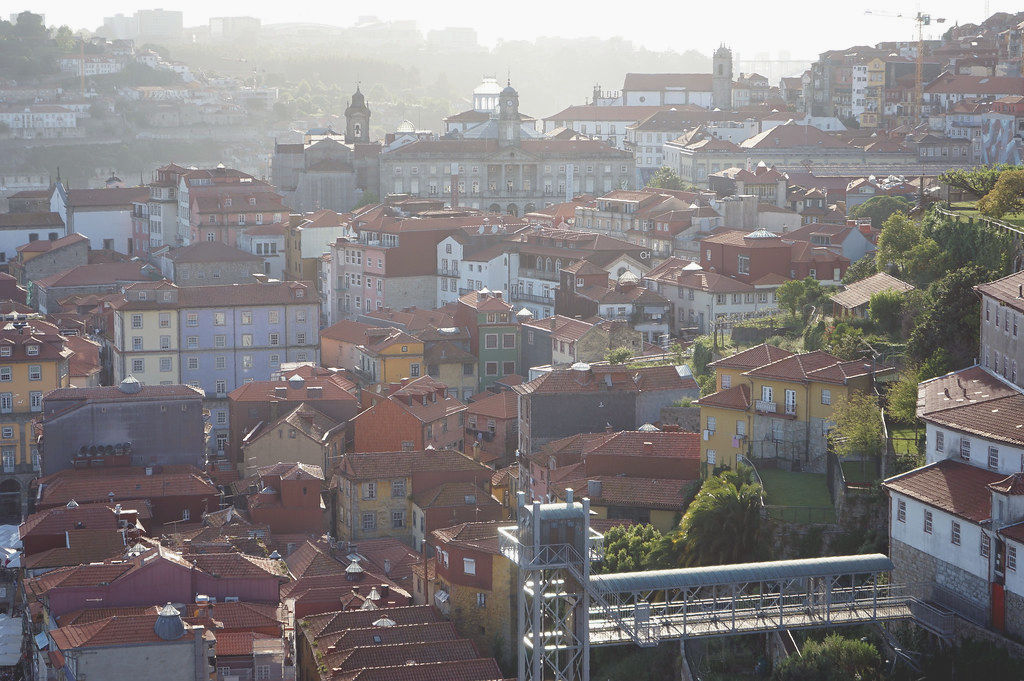 Vue sur Porto embrumé depuis le pont Luis I.