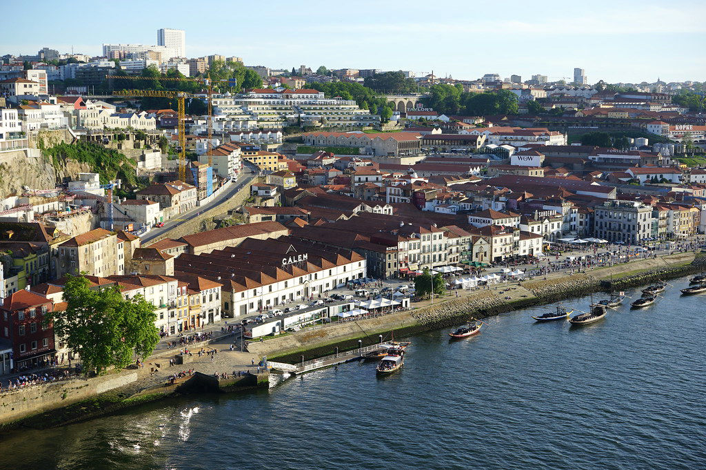 Vue sur le quartier des caves de poro à Vila Nova de Gaia depuis le pont Luis I.