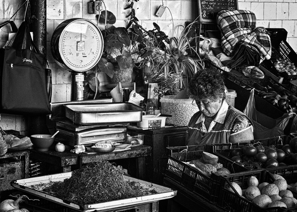 Avant la rénovation : Dans la série des femmes du marché Mercado do Bolhao à Porto - Photo de Mar Lizana.