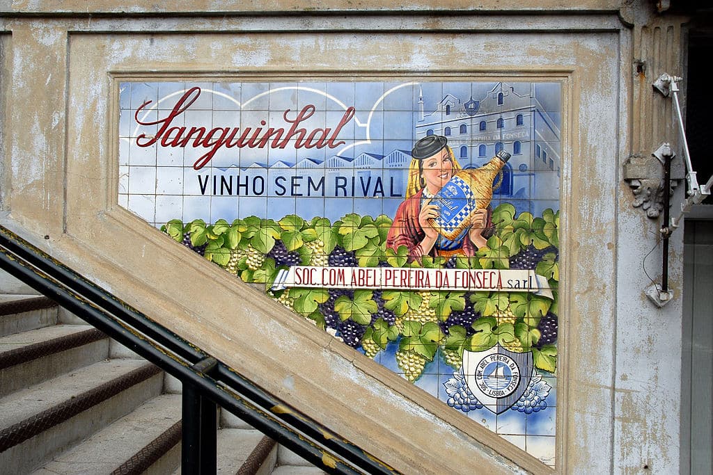 > Azulejos publicitaire dans le marché de Bolhão à Porto - Photo de António Amen