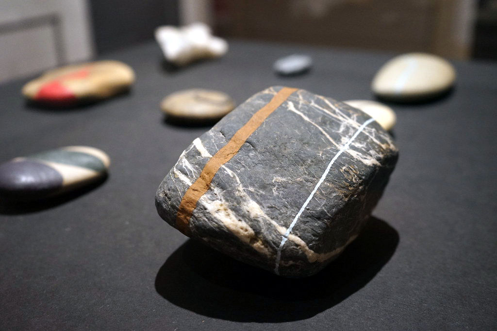 Pierres peintes de Fernando Lanhas au musée Soares Dos Reis.