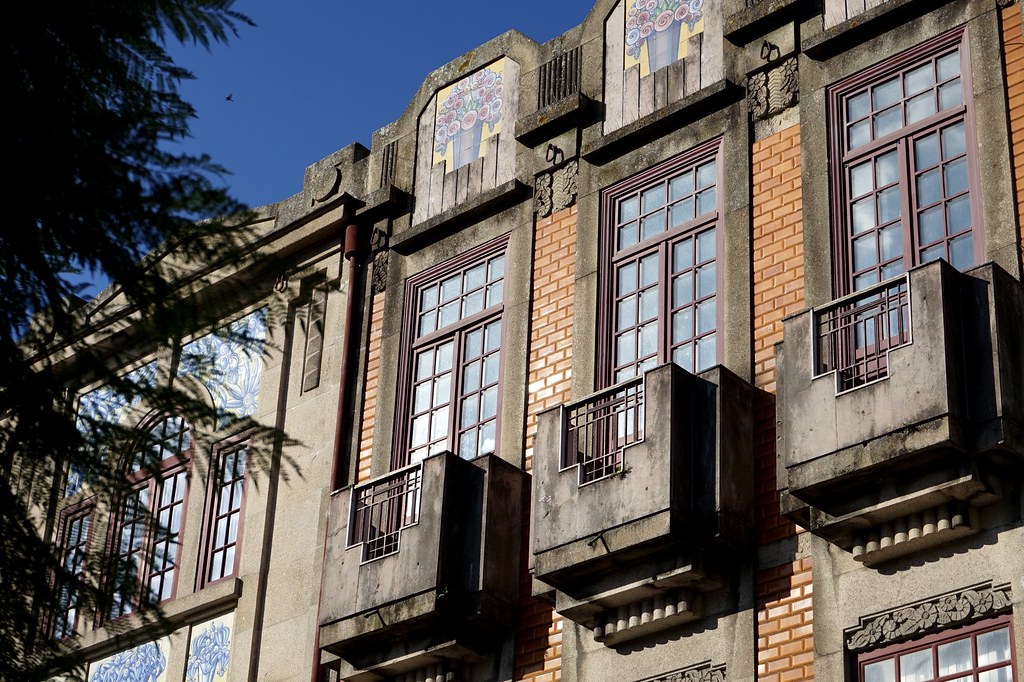 Décoration de style art nouveau sur une façade.