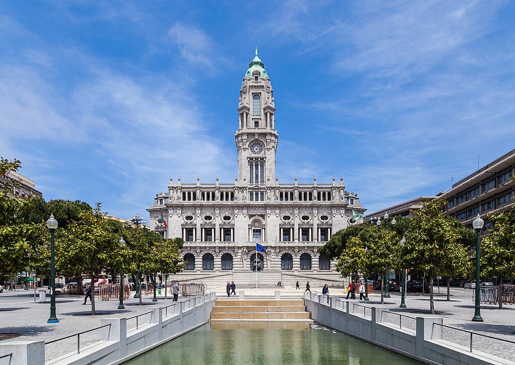 > Hotel de ville de Porto dans le quartier de Baixa - Photo de Diego Delso, delso.photo, License CC-BY-SA
