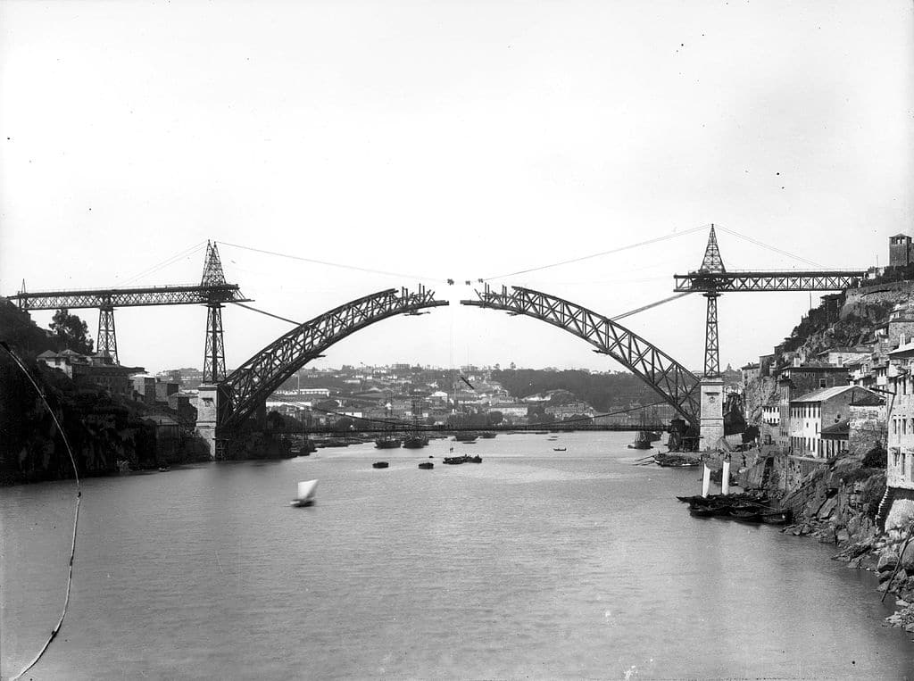 > Construction de l'arche du pont Dom Luis à Porto vers 1883 - Photo d'Emílio Biel