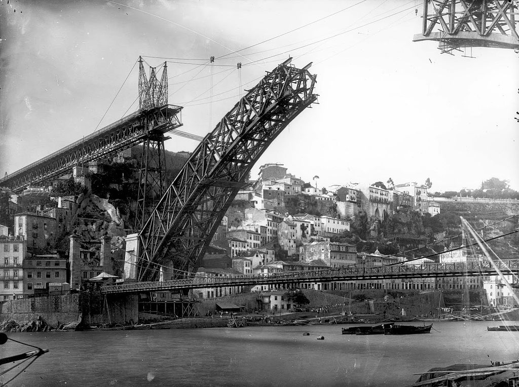 > Pont Dom Luis emblématique de Porto pendant sa construction en 1883 - Photo de Emílio Biel