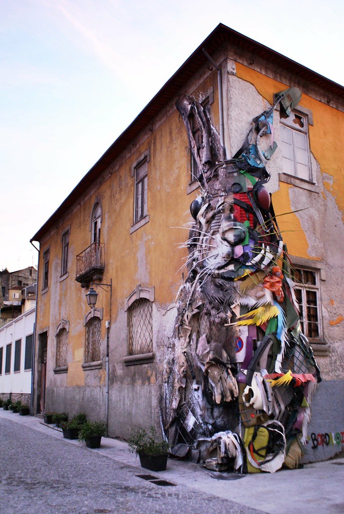 > Street art : Lapin crée à partir de déchets par Bordalo II (Arthur Bordalo) sur un coin du Palácio dos Almadas.