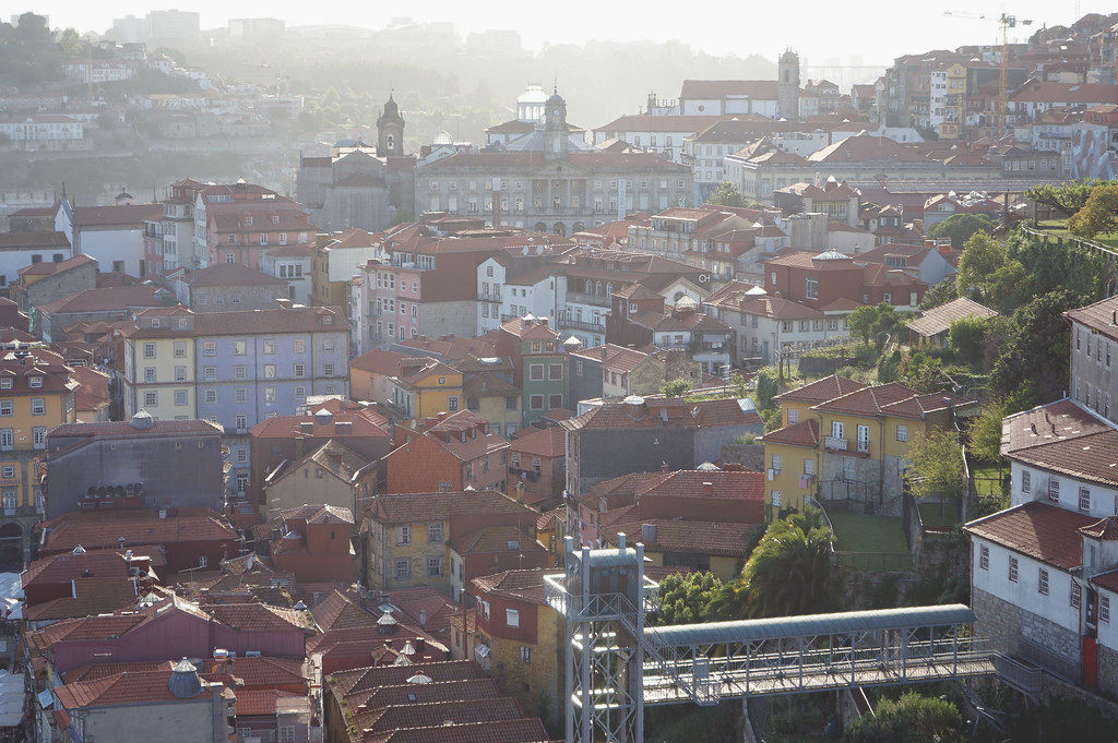 Vue sur Porto embrumé depuis le pont Luis I.