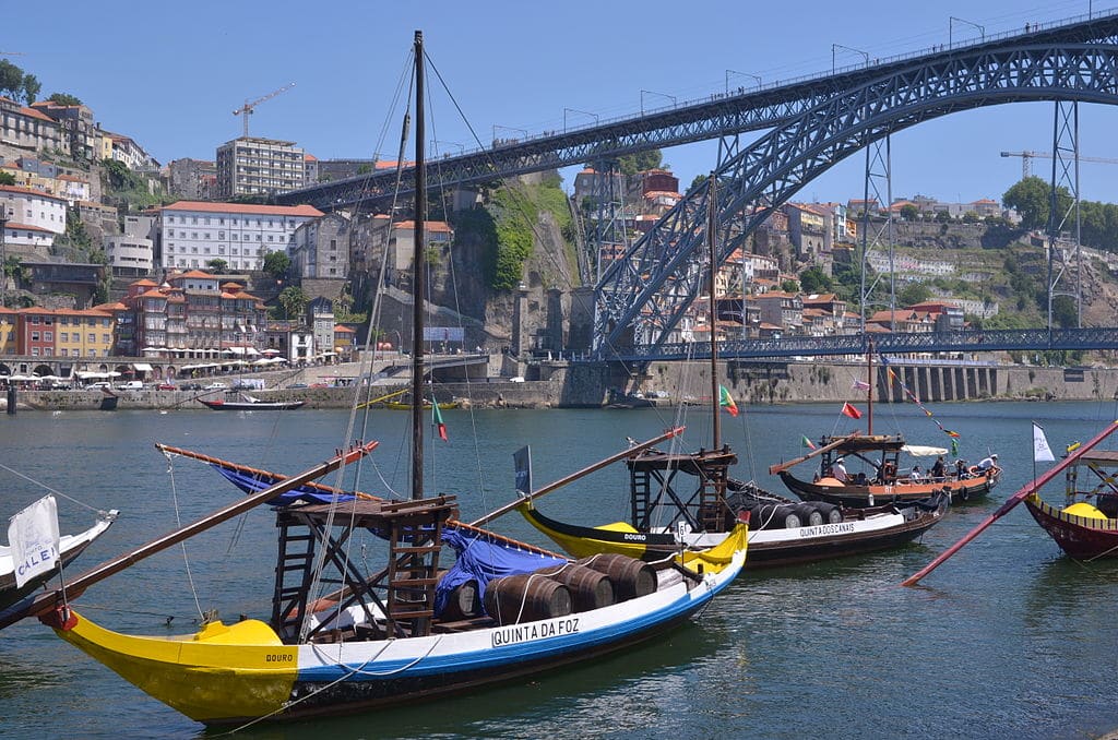 Vila Nova de Gaia, entrepôts de porto face à Porto