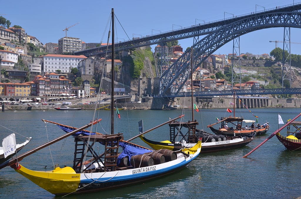 Barques sous le pont Luis I à Porto dans le quartier de Vila Nova de Gaia. Photo de Waxilexlilarose