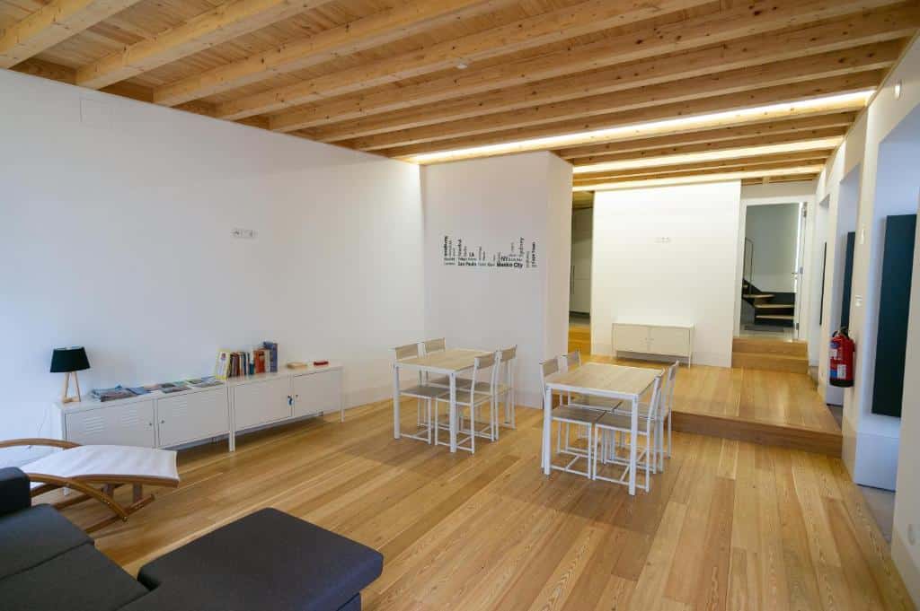 Espace commun de l'auberge de jeunesse Change the World à Coimbra.