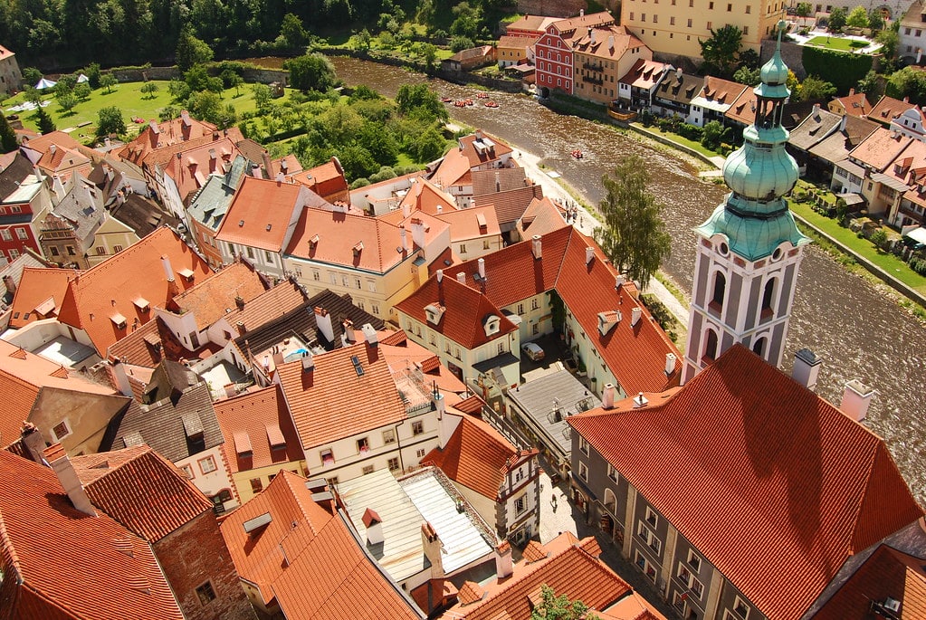 Vue plongeante sur le coeur de Cesky Krumlov en République Tchèque – Photo de Tamas Ring
