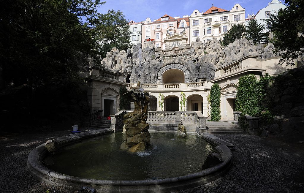 Grottes dans le parc Havlickovy Sady, quartier de Vinohrady à Prague - Photo Monudet