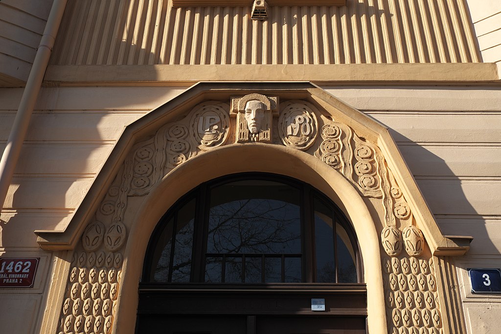 Détails architecturaux art nouveau au dessus d'une porte de Vinohrady à Prague - Photo de GFreihalter