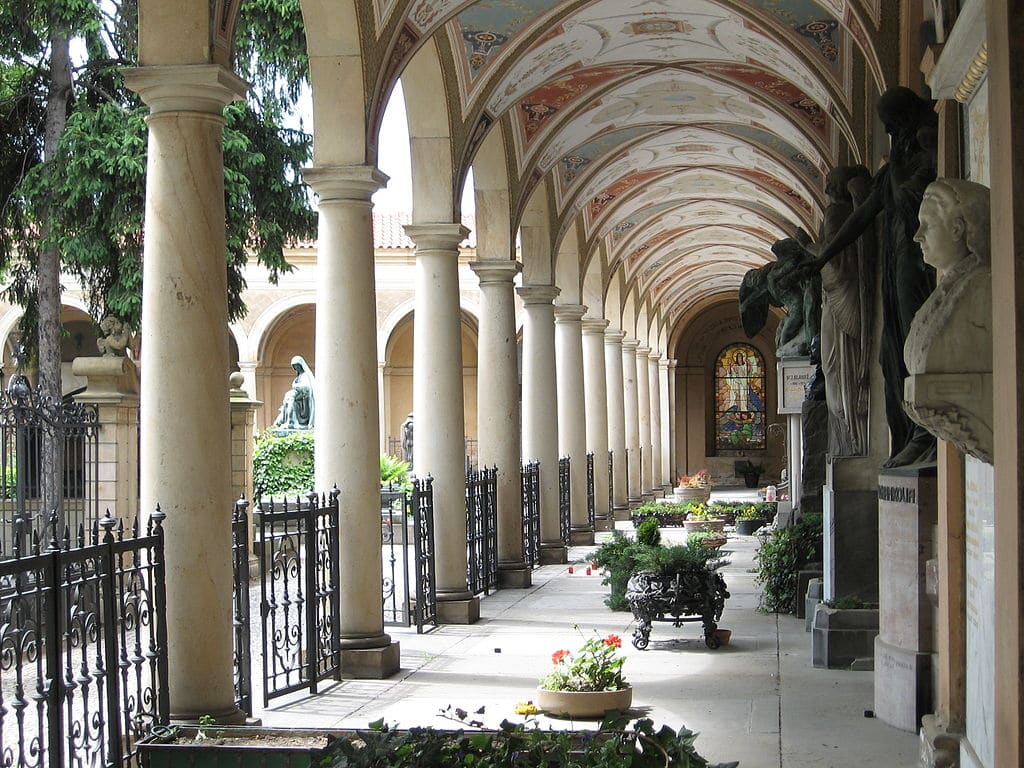 Dans le cimetière de Vysehrad au sud de Nove Mesto à Prague. Photo de Ludek.