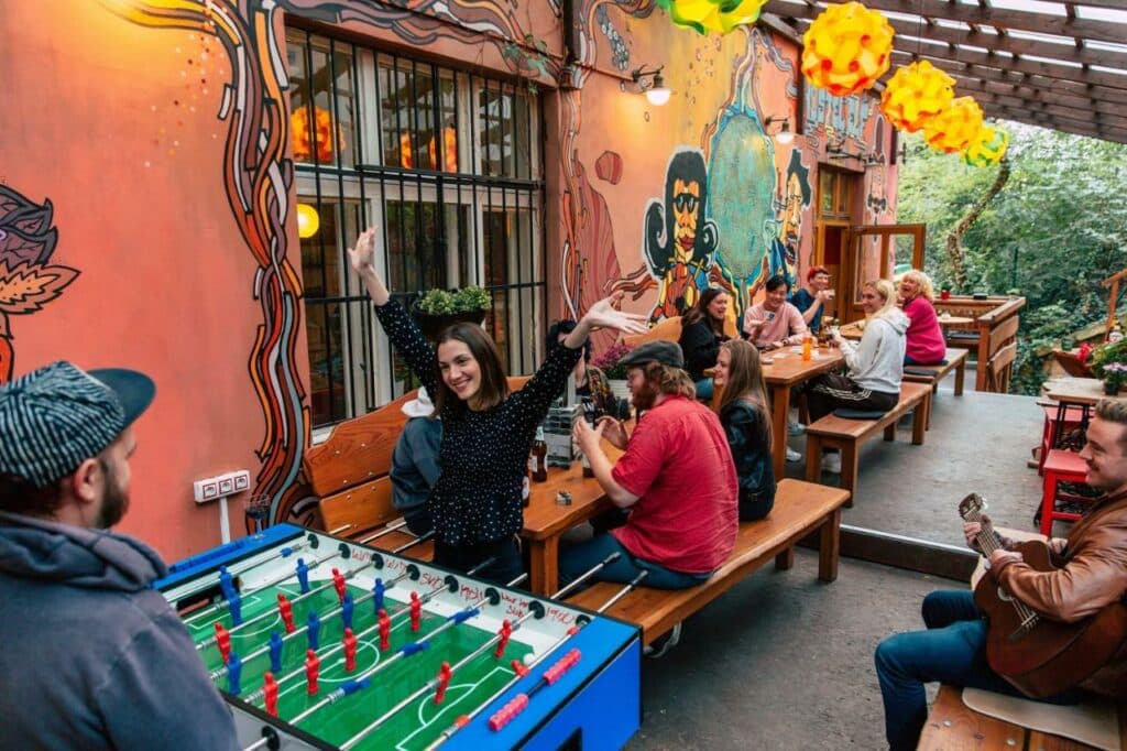 Terrasse de l'auberge de jeunesse Hostel Elf à Prague.
