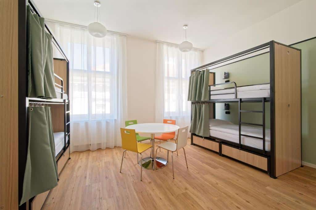 Dortoir de l'auberge Luma Terra à Prague.