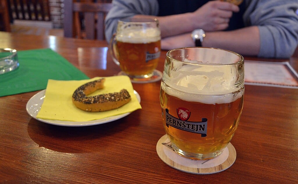Bière dans une hospoda sans prétention – Photo de Pudelek.