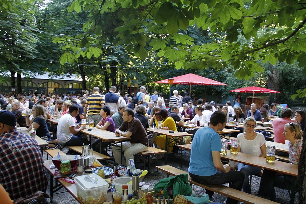 Le concept de jardin à bière version allemande et est européenne (on ne va pas chipoter). Photo de Henning Schlottmann (User:H-stt)