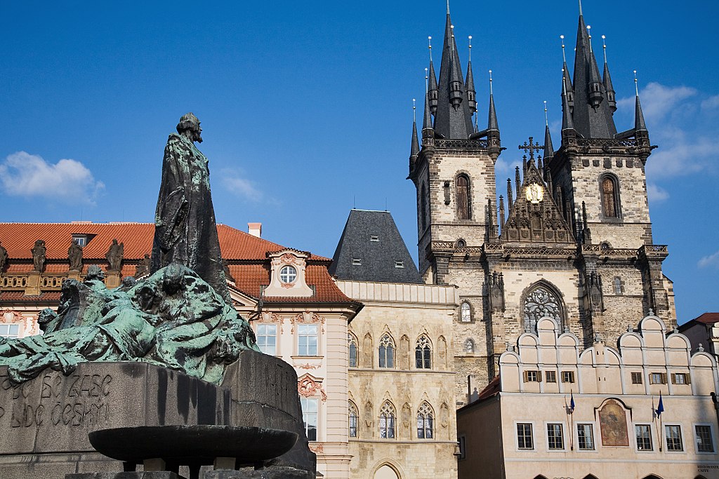 Statue de Jan Hus devant l'église Notre Dame de Tyn sur la place de la vieille ville de Prague.