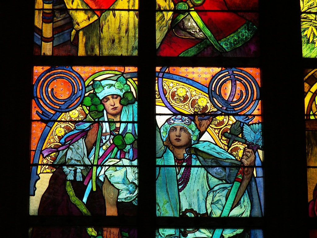 Vitraux Art Nouveau de Mucha dans la cathédrale Saint Guy dans l'enceinte du chateau de Prague (Quartier de Hradcany).