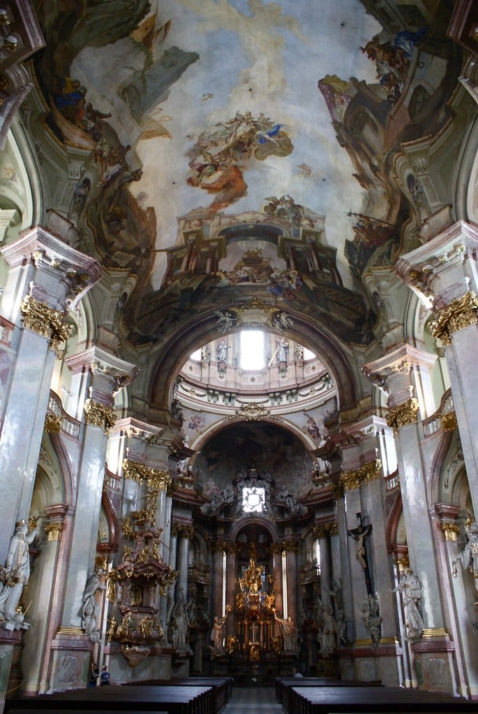 Nave de l'église Saint Nicolas dans le quartier de Mala Strana à Prague.