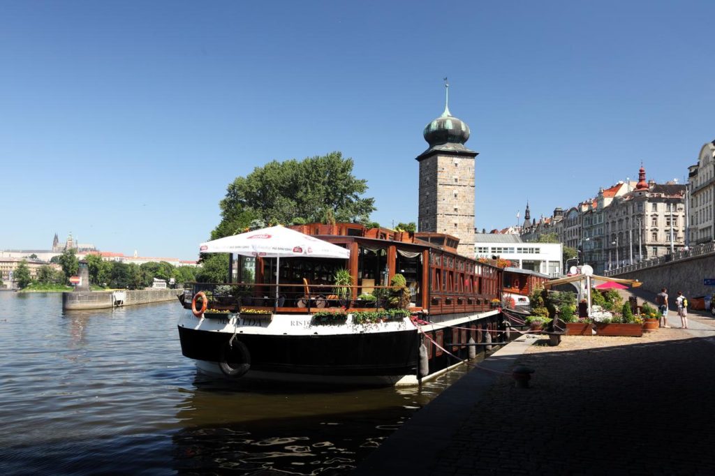 Hébergement insolite près de Prague : Belle péniche dans le centre.