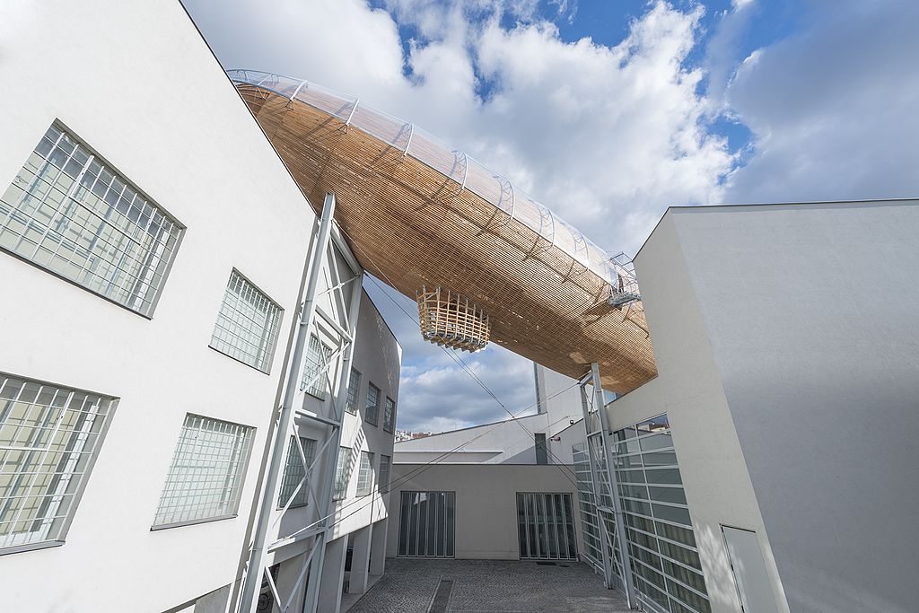 Gulliver sur le toit du DOX, galerie d'art contemporain dans le quartier d'Holesovice à Prague - Photo de Jan Slavik