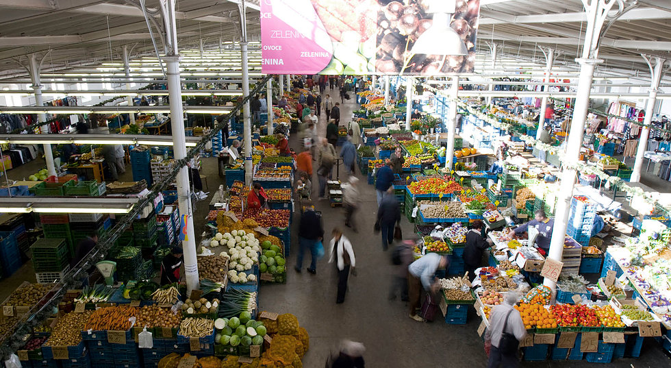 Marché alimentaire de Prague dans le quartier d'Holesovice.