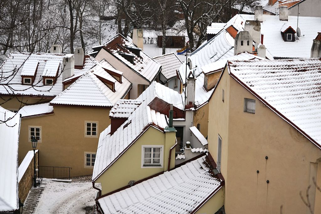 Toits enneigés de Novy Svet dans le quartier de Hradcany à Prague - Photo de David Sedlecky