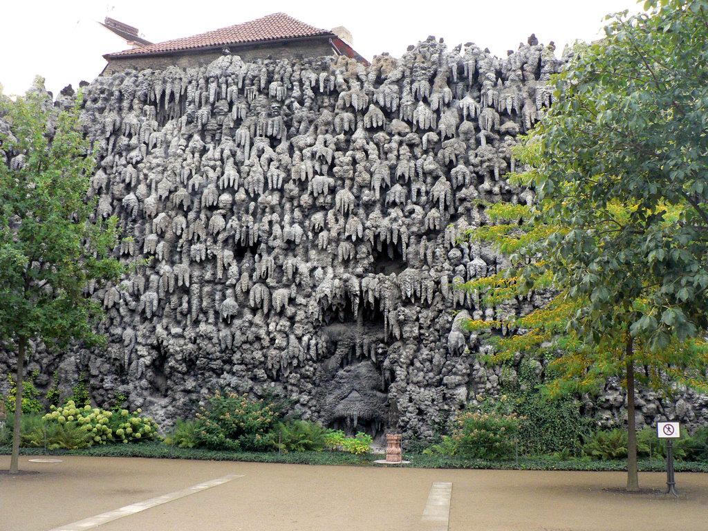 Simili grotte avec plein de petits animaux à trouver dans le jardin Wallenstein de Prague. Photo de MathKnight.