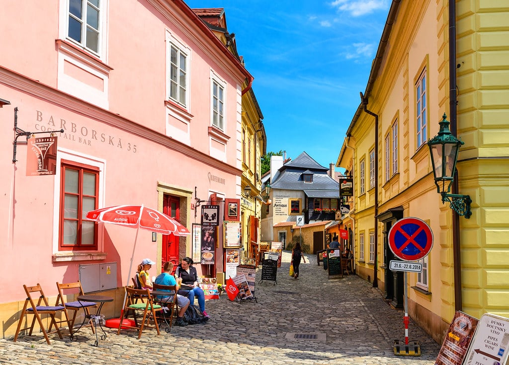 Une rue colorée de Kutna Hora près de Prague – Photo de Nick Moulds