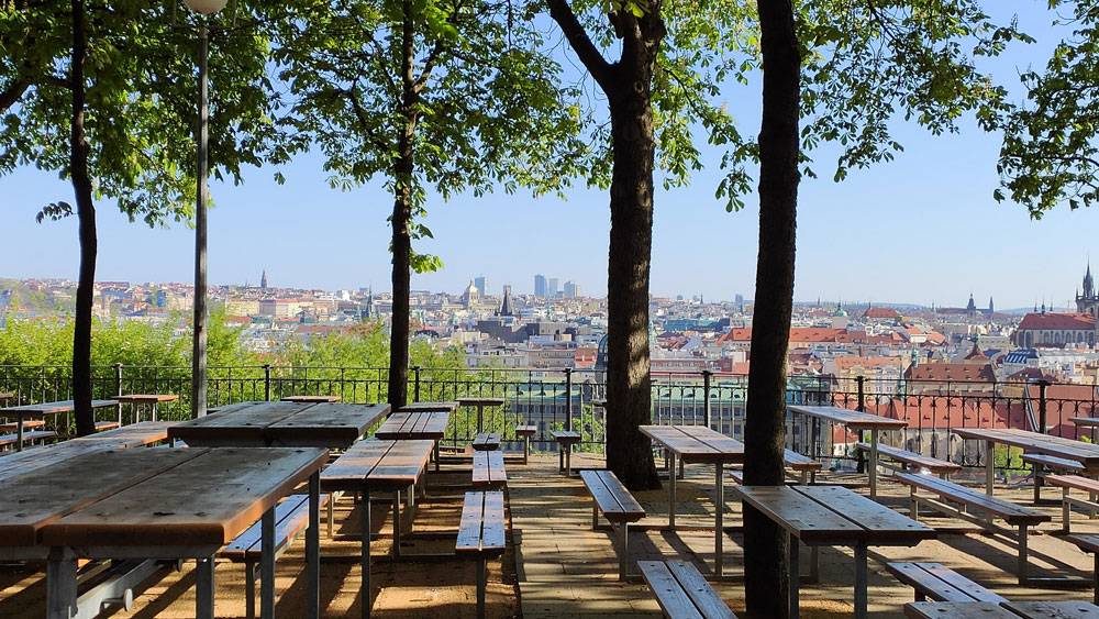 Parc de Letna dans le quartier de Holesovice avec sa vue sur Prague - Photo de Mariia F