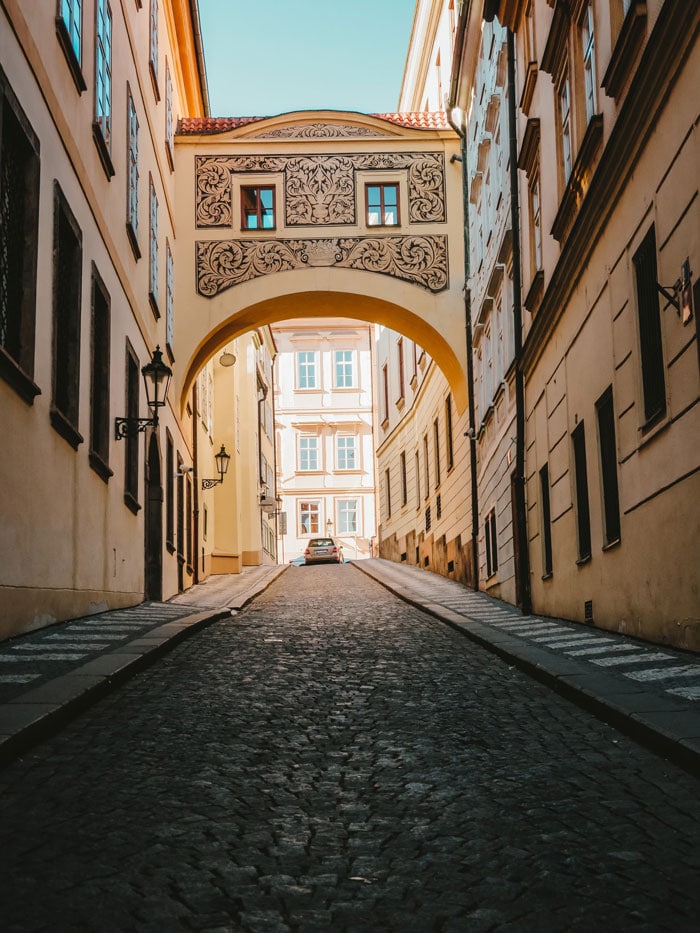 Rue pavée du quartier de Mala Strana à Prague - Photo de Denise Jans