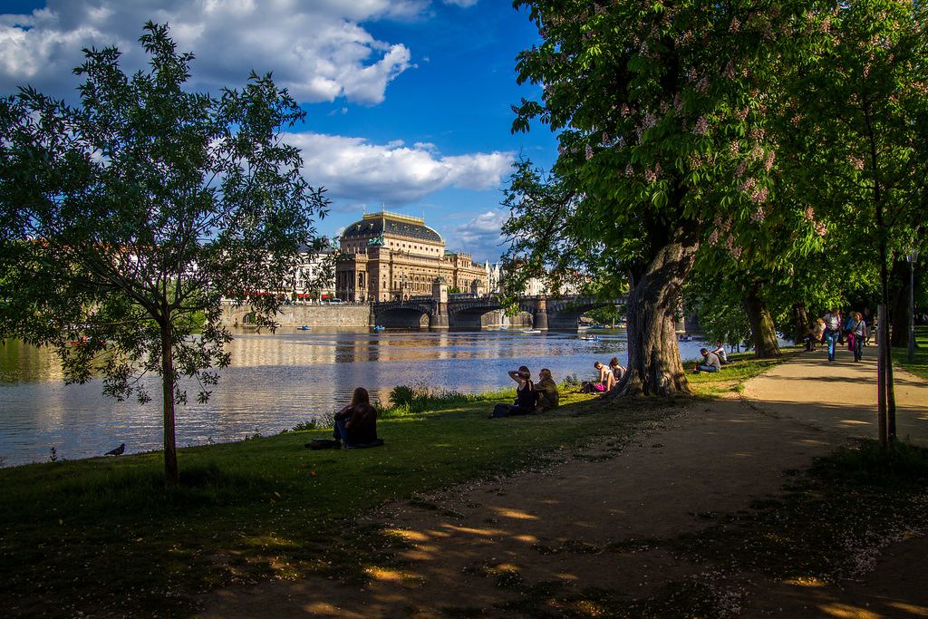 Sur l'une des îles de Vltava entre le quartier de Mala Strana et Nove Mesto à Prague