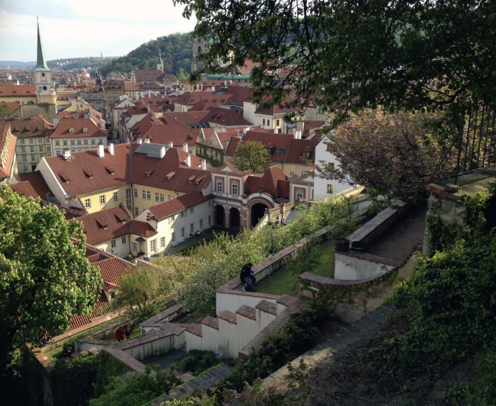 Accès au Chateau de Prague via les jardins dans le quartier de Mala Strana - Photo de Matěj Orlický