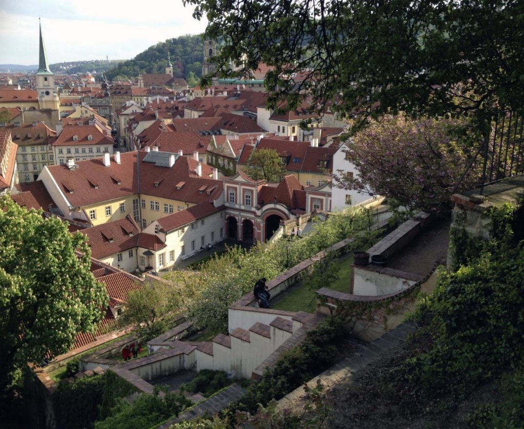 Accès au Chateau de Prague via les jardins dans le quartier de Mala Strana - Photo de Matěj Orlický