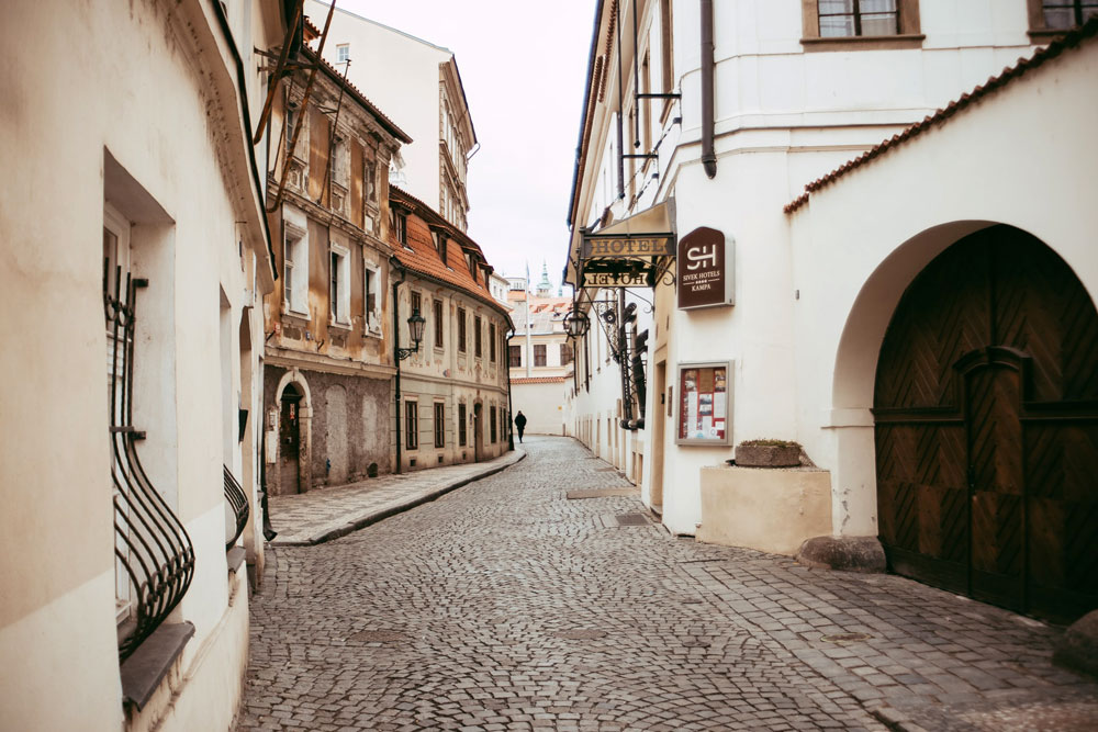 Lacis discornu de ruelles dans le quartier de Mala Strana à Prague - Photo de Katarzyna Korobczuk