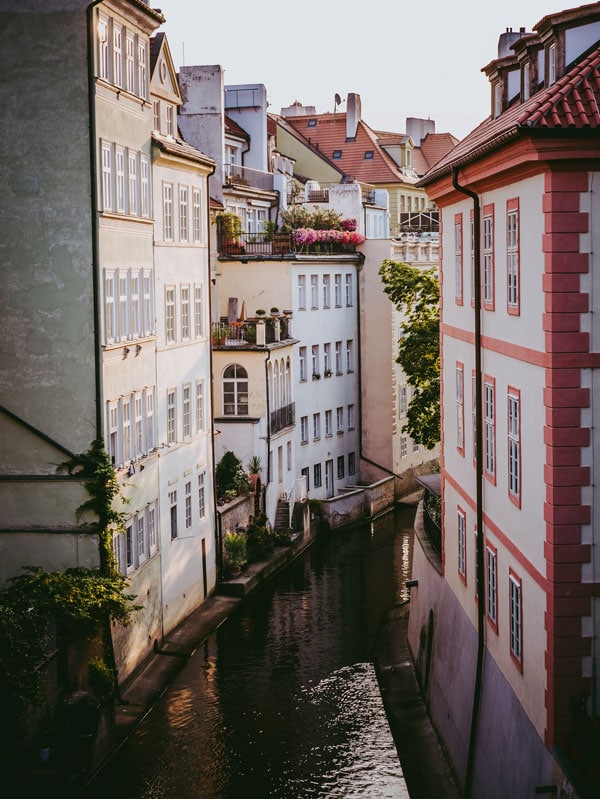 Canal de la Vltava dans le quartier de Mala Strana à Prague - Photo de Kevin Maillefer