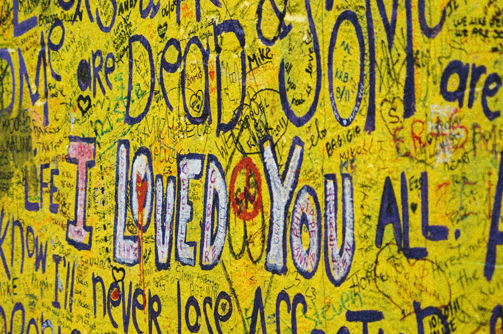 Mur John Lennon dans le quartier de Mala Strana à Prague - Photo de Darwin Vegher