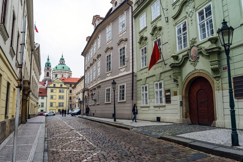 Rue pavée du quartier de Mala Strana à Prague - Photo de Matthew Cramblett