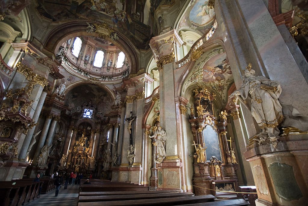 Intérieur de l'église baroque Saint Nicolas dans le quartier de Mala Strana à Prague - Photo de Jorge Royan