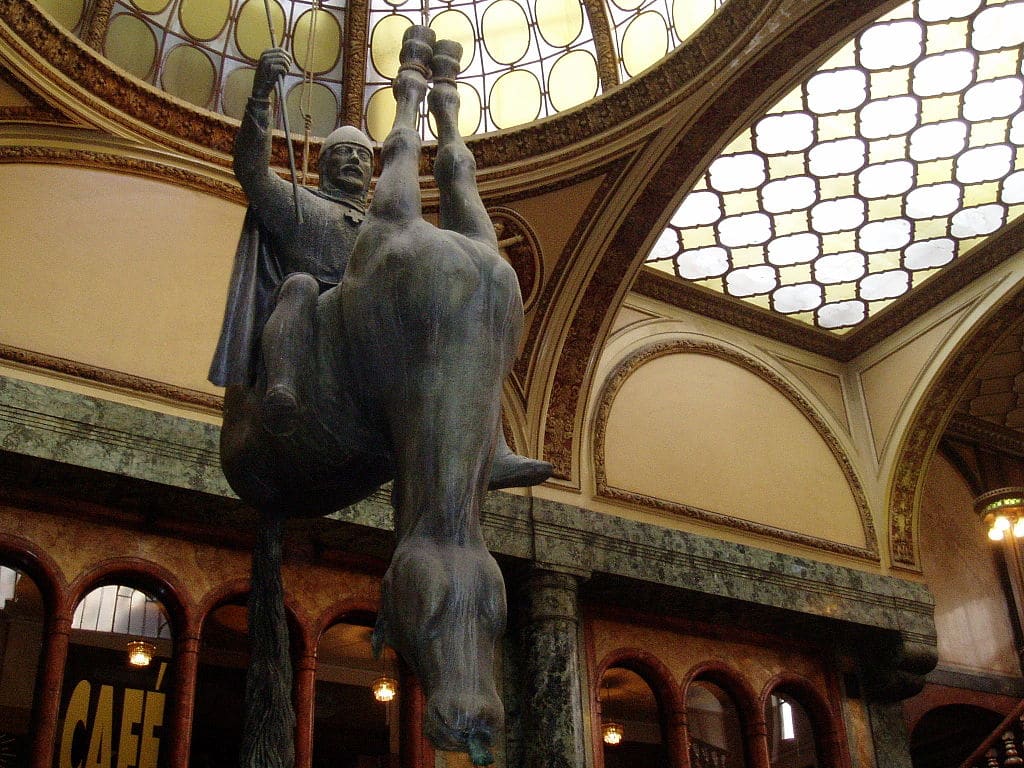 "Roi sur un cheval mort", statue de David Cerny à l'entrée du cinema Lucerna à Prague.